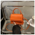 Dettaglio mini borsa a tracolla arancione vivace con manico e inserti in argento - Arancione