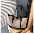 Detail van de grote canvas shopper met zwarte lederen biezen en een versterkte onderkant - Zwart