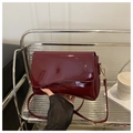 Borsa a tracolla in pelle verniciata bordeaux lucida con patta ondulata unica - Rosso