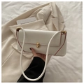 Bolso baguette blanco con bordes rojos y elegante cierre giratorio metálico dorado - Blanco