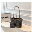 Détail du set de sacs cabas à carreaux avec lanières en cuir marron et pochette assortie - Noir