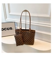 Détail du set cabas vintage à carreaux avec pochette assortie sur un support blanc - café