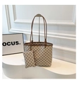 Détail du sac cabas à damier marron avec petite pochette assortie sur un socle blanc - Kaki