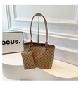 Détail d'un ensemble de sacs cabas à carreaux marron avec une petite pochette zippée assortie - Marron