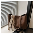 Dettaglio della borsa tote marrone con nastri decorativi e chiusura lampo superiore - Marrone