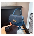 Dettaglio borsa in pelle blu navy con chiusura ad H dorata e tracolla rimovibile - Blu
