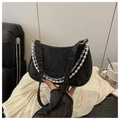 Elegante borsa trapuntata nera con tracolla di perle e catena argentata in stile retrò - Nero