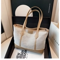 Contrastkleurige canvas shopper in beige en kaki met duurzame imitatielederen bies - Khaki