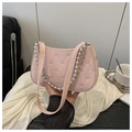Borsa a spalla in ecopelle rosa trapuntata con catene di perle e ricami a fiocco - Rosa