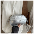 Detalle de bolso bandolera ovalado plateado en piel PU metalizada con cremalleras oro - Plateado