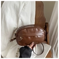 Detalle de bolso concha marrón vintage con textura de cuero brillante y detalles dorados - Marrón