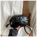 Detalle de un bolso bandolera ovalado negro en cuero sintético brillante con herrajes dorados - Negro