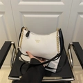 Bolso bandolera bicolor en cuero granulado con cadena dorada y diseño retro elegante - Blanco