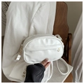 Detalle de bolso bandolera blanco en forma de concha con herrajes dorados en silla - Blanco