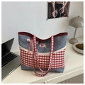 Detalle de bolso tote de cuadros rojos con encaje, parche de cereza y tela vaquera gris - Azul Denim