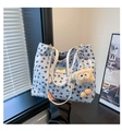 Détail du sac fourre-tout bleu clair avec motifs nœuds et accessoire en peluche - Bleu (Avec Pendentif)