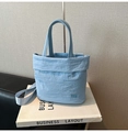 Détail du sac seau en toile bleu clair avec texture plissée et broderie de la marque - Sans Pendentif / Bleu