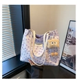 Détail du sac cabas lilas plissé avec imprimés nœuds et breloque en peluche - Violet (Avec Charme)