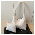 Dettaglio della borsa tote bianca goffrata con cuciture a onde colorate e bustina abbinata - Bianco