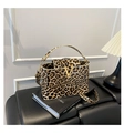 Détail du sac léopard avec boucle dorée en V et finition brillante en cuir verni synthétique - Jaune