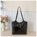 Glänzende schwarze Shopper-Tasche aus Lackleder mit großem Fassungsvermögen und Schnallen - Schwarz