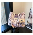 Détail du sac cabas rose matelassé avec motifs nœuds noirs et pendentif ours peluche - Rose (Avec Pendentif)
