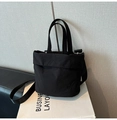 Détail du sac seau RAH TOP en nylon noir avec logo embossé et anses rondes - Sans Pendentif / Noir