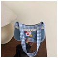 Detail der blau-weiß karierten Denim-Handtasche mit Spitzenbesatz und Kirschknopf - Blau
