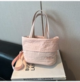 Détail du sac rose pâle au tissu plissé avec broderie RAH TOP et bandoulière - Sans Pendentif / Rose