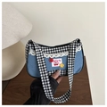 Detail der blauen Denim-Hobo-Tasche mit Gingham-Besatz, Spitzenkante und Kirsch-Patch - Schwarz