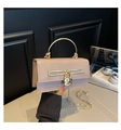 Detailaufnahme der beigen Kroko-Mini-Tasche mit goldenem Herzschloss und Kettenriemen - Khaki