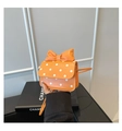 Detail der orangefarbenen gepunkteten Umhängetasche mit Schleife und Lederriemen - Orange