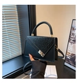 Détail du sac à main noir motif crocodile avec fermoir rotatif doré élégant et raffiné - Noir