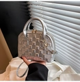 Bolso plateado con diseño de cuadros, acabado metálico y correa de hombro ajustable - Plateado