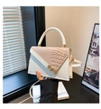 Détail du sac blanc en cuir PU avec gaufrage crocodile rose et fermoir métallique doré - Blanc