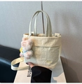 Borsa tote in nylon pieghettato beige con ciondolo a maialino e tracolla rimovibile - Con Ciondolo / Beige