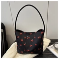 Sac à bandoulière noir tendance avec imprimé cerises rouges et détails de feuilles - Noir