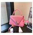Détail du sac bandoulière rose avec cuir asymétrique lisse et texture crocodile - Rose