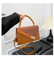 Sac à main marron avec relief crocodile, fermoir doré et bandoulière réglable - Marron