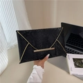 Elegante pochette a busta nera con trama a serpente e finiture in metallo oro - Nero