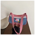 Detail der blauen Denim-Tasche mit Karomuster, Spitzenkante und Kirsch-Aufnäher - Rot