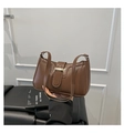 Gros plan sur le sac porté épaule en cuir marron avec boucle dorée et détail vintage - Marron