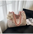 Detalle del bolso tote floral con patrones de osos rosas y textura de tela rizada - Rosa Con Colgante