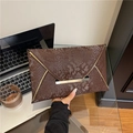 Braune Clutch-Tasche mit Schlangenmuster, Goldverzierung und strukturierter Lederoptik - Braun