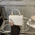 Weiße Mini-Handtasche aus PU-Leder mit goldenem L-Metallbesatz und Schultergurt - Weiß