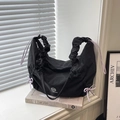 Borsa a spalla plissettata nera con fiocchi viola e manico arricciato di stile - Stile di base / Nero