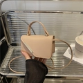 Beige Mini-Handtasche aus Kunstleder mit Silberverschluss und Schulterriemen - Khaki