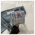 Detalle del bolso de cuadros azules con bordado de manzana y acabados de cuero suave - Azul
