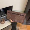 Borsa a mano da donna in ecopelle marrone con trama a serpente e design pieghevole - caffè