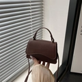 Mini sac à main marron foncé à motif crocodile avec rabat asymétrique et bandoulière - Marron